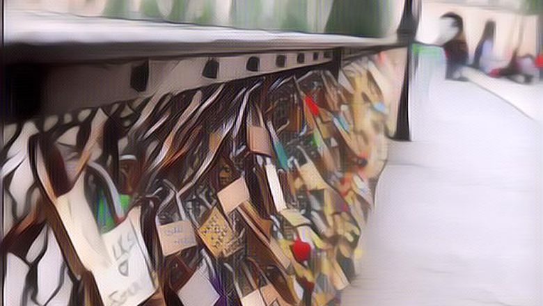 Seorang Wanita Sewa Kurir untuk Pergi ke Gunung Demi Hancurkan Gembok Cinta Usai&nbsp;Diselingkuhi